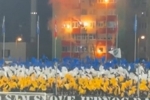 主场迎战意大利,波黑球迷在球场旁建筑物燃放焰火和烟花加油助威