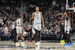 马刺本赛季已经8次在客场赢对手25+ 平NBA历史纪录!