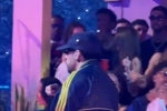 休闲时光!莱万、费兰·托雷斯、巴尔德一起看Bad Bunny演唱会