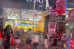 气氛火热~安装在大巴上的移动球筐现身纽约街头 球迷纷纷尝试投篮