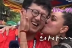 热情女球迷🤣韩国一记者在墨西哥报道世界杯,被球迷搂住亲脸颊